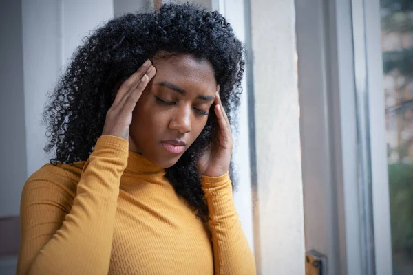 Una Mujer Negra Muy Triste Pensando Delante Ventana — Foto de Stock