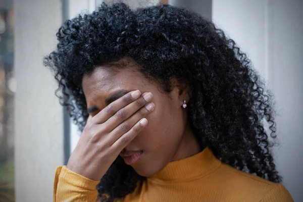 Une Femme Noire Déprimée Devant Fenêtre — Photo