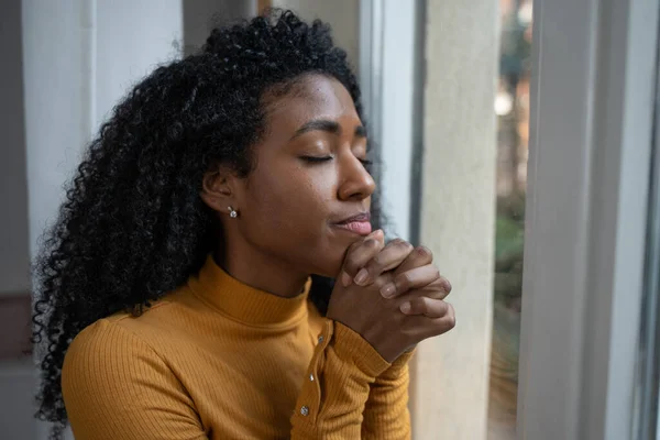 Een Zwarte Vrouw Zeer Verdrietig Bidden Denken Voor Het Raam — Stockfoto