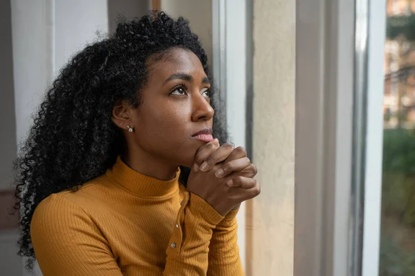 Μια Μαύρη Γυναίκα Καταθλιπτική Μπροστά Από Παράθυρο Προσεύχεται — Φωτογραφία Αρχείου
