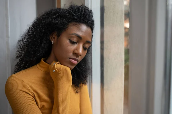 Une Femme Noire Déprimée Devant Fenêtre — Photo