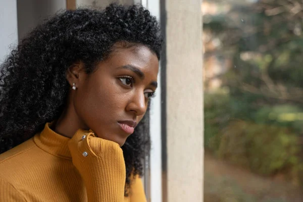 Uma Mulher Negra Muito Triste Pensando Frente Janela — Fotografia de Stock