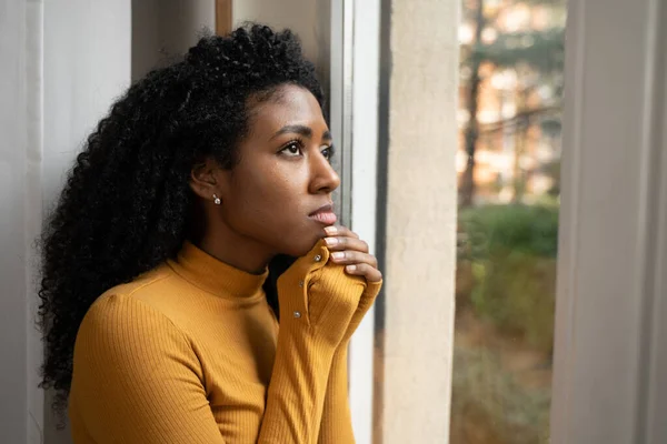 Μια Μαύρη Γυναίκα Κατάθλιψη Μπροστά Από Παράθυρο — Φωτογραφία Αρχείου
