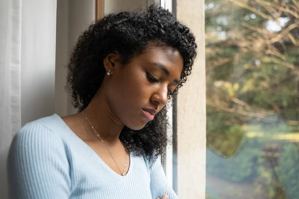 Uma Mulher Negra Muito Triste Pensando Frente Janela Fotos De Bancos De Imagens