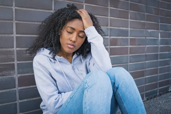 Ledsen Ung Svart Flicka Känner Sig Deprimerad Och Ensam — Stockfoto