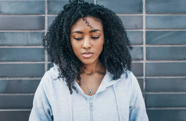 Üzgün, genç, siyah bir kız depresyonda ve yalnız.