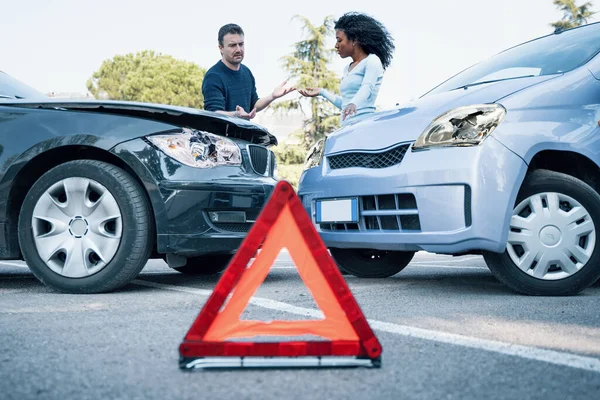 Dos Personas Discutiendo Después Accidente Coche — Foto de Stock