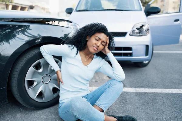 Jedna Czarna Kobieta Ranna Wypadku Samochodowym — Zdjęcie stockowe