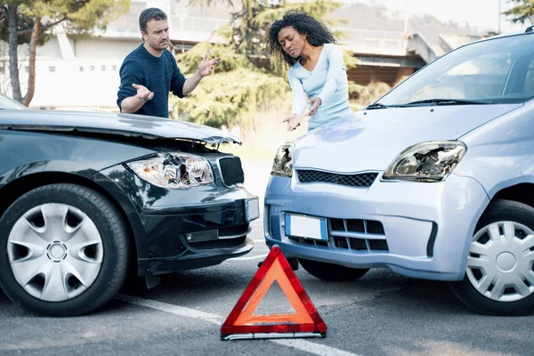 Twee Mensen Ruziën Een Auto Ongeluk — Stockfoto