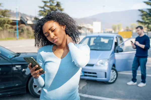 车祸后黑人妇女打电话到路边服务保险支助中心 — 图库照片