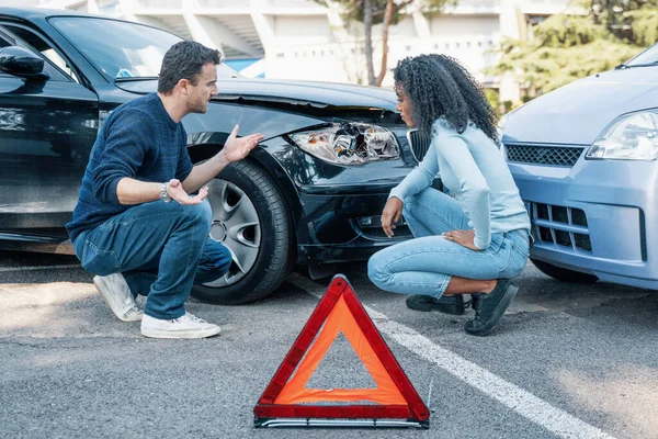 Kaksi Ihmistä Riitelee Auto Onnettomuuden Jälkeen — kuvapankkivalokuva