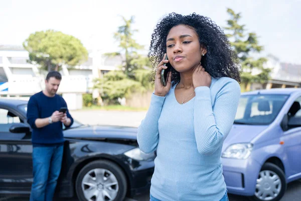 Mujer Negra Llamando Soporte Seguro Después Accidente Coche — Foto de Stock