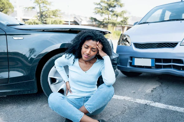 Lesión Una Joven Mujer Negra Después Accidente Coche — Foto de Stock