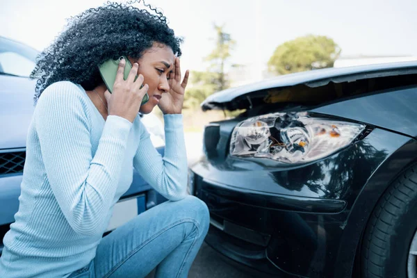 Eine Schwarze Frau Ruft Versicherung Nach Einem Crash Unfall — Stockfoto