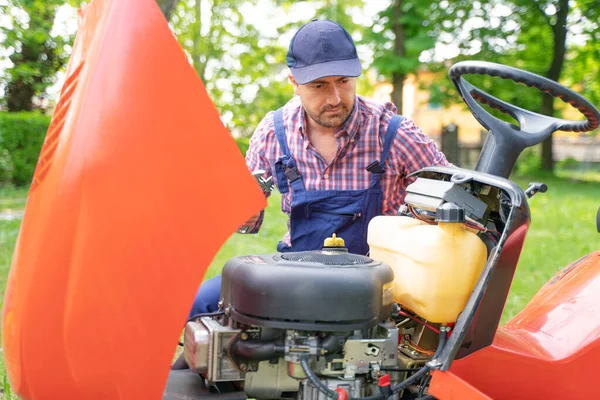 One Gardener Mowing Grass Fixing Lawn Mower Engine Problem — Fotografia de Stock