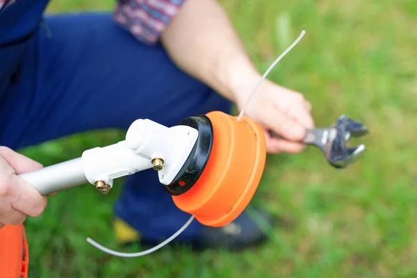 Een Tuinman Maaien Gras Vaststelling Borstelsnijder Probleem — Stockfoto