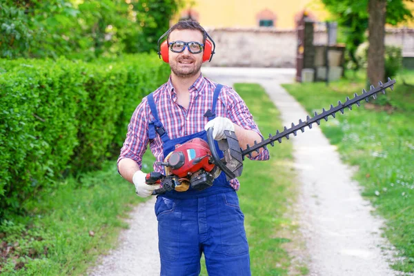 Een Man Die Tuin Werkt Struiken Vormt Met Een Heggenschaar — Stockfoto