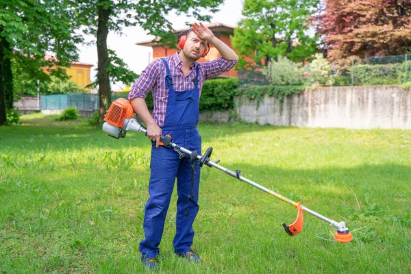 One Gardener Mowing Grass Using Brush Cutter Garden — Fotografia de Stock