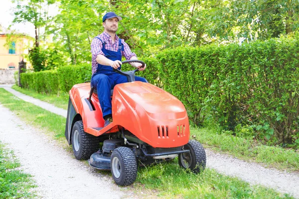 Professional Lawn Mower Worker Cutting Grass Home Garden – stockfoto