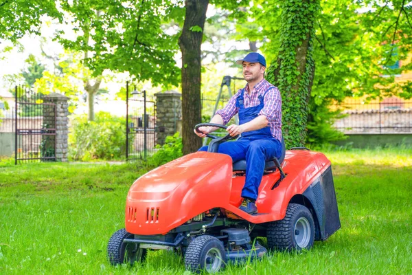 Tosaerba Professionista Che Taglia Erba Nel Giardino Casa — Foto Stock