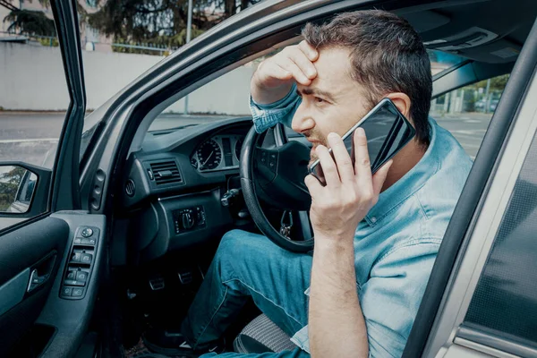 One Man Calling Insurance Roadside Assistance Reporting Car Accident Problem — Foto de Stock