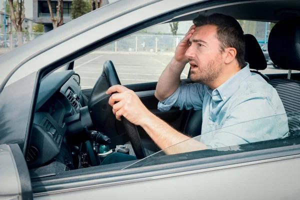 Homme Inquiet Conduisant Voiture Ayant Mauvais Accident Voiture — Photo