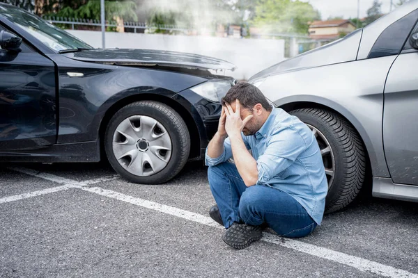 Ein Mann Erleidet Schmerzen Nach Autounfall — Stockfoto