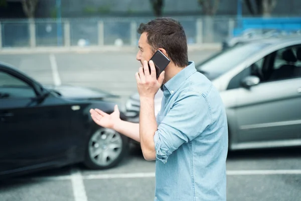 One Man Reporting Car Crash Damage Calling Insurance Roadside Service — Stock Photo, Image