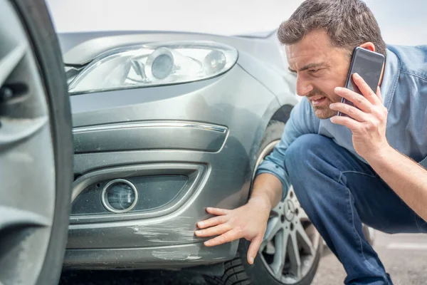 One Man Reporting Car Damage Calling Insurance Service — Foto de Stock