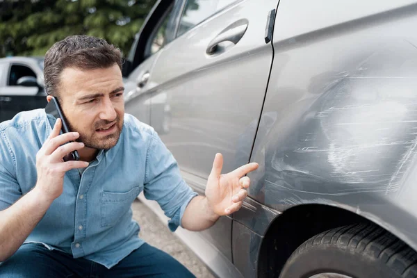 Ένας Άνθρωπος Αναφέρει Βλάβη Αυτοκινήτου Καλώντας Την Ασφαλιστική Υπηρεσία — Φωτογραφία Αρχείου