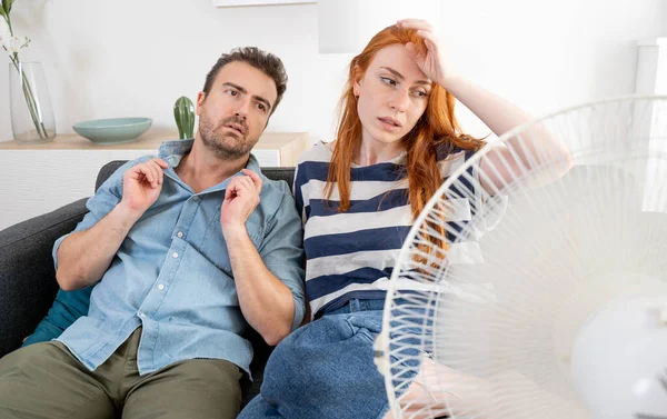 Casal Jovem Sofrendo Onda Calor Verão Casa — Fotografia de Stock