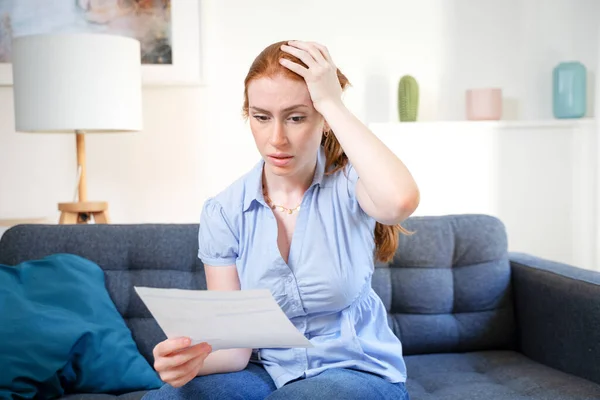 Bezorgde Vrouw Huishoudelijke Uitgaven Financiële Problemen — Stockfoto