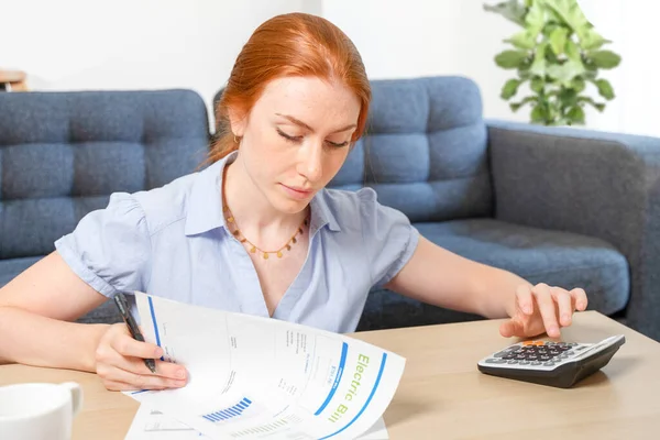 Woman Working Papers Calculating Home Budget — Stockfoto