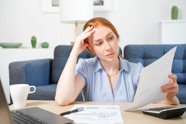 Woman Working Papers Calculating Home Budget — Stockfoto