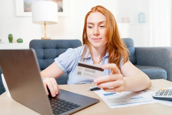 Mulher Feliz Usando Cartão Crédito Para Compras Line — Fotografia de Stock