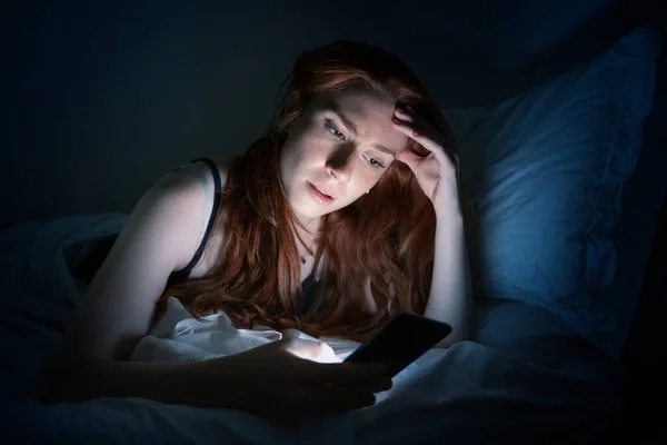 Женщина Использующая Смартфон Постели Поздно Ночью Постели — стоковое фото