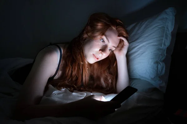 One Woman Holding Mobile Phone Bed Late Night — Foto de Stock