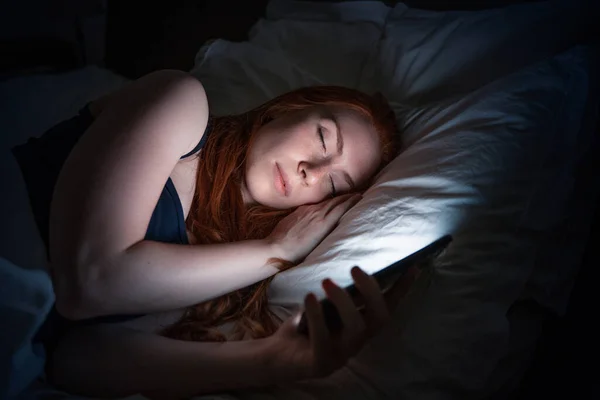 Uma Mulher Segurando Celular Cama Tarde Noite — Fotografia de Stock