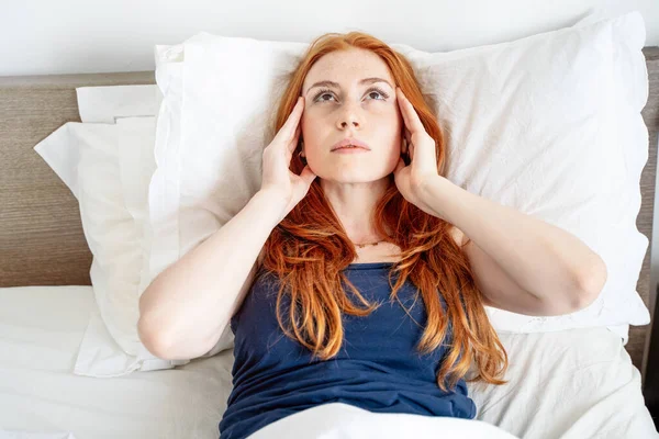 One Woman Trying Sleep Bed Suffering Headache — Φωτογραφία Αρχείου