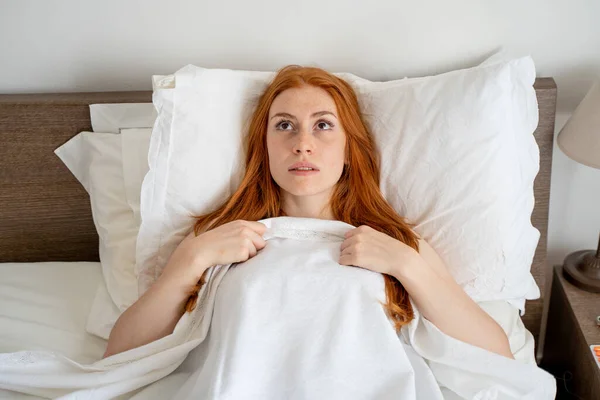 Одна Жінка Намагається Спати Ліжку Страждає Безсонням — стокове фото