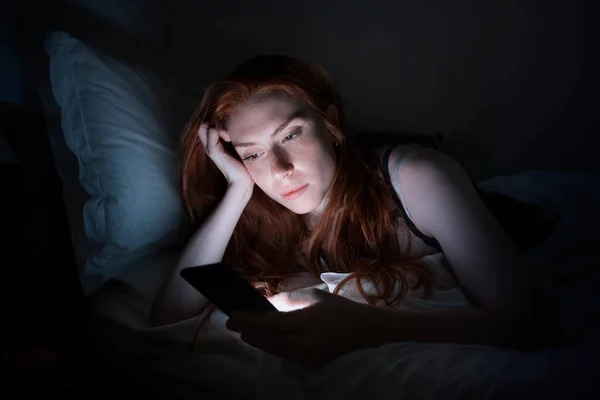 Одна Женщина Держит Мобильный Телефон Постели Поздно Ночью — стоковое фото
