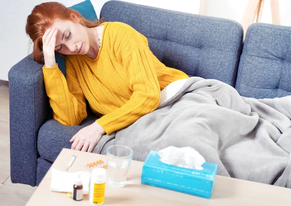 Mujer Enferma Que Sufre Síntomas Gripe Casa — Foto de Stock