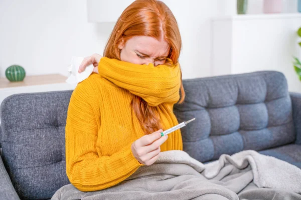 Mujer Enferma Que Sufre Síntomas Gripe Casa —  Fotos de Stock