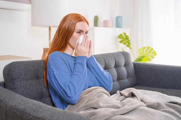 Mujer Enferma Con Síntomas Fiebre Casa — Foto de Stock