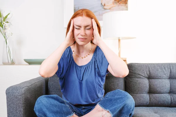Dziewczyna Siedzieć Kanapie Cierpią Migreny Ból Głowy — Zdjęcie stockowe