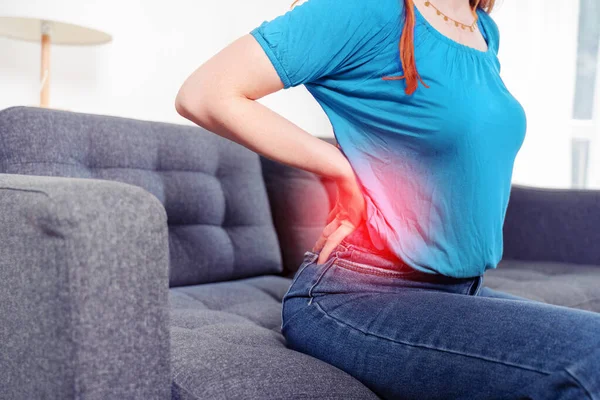 Mujer Espalda Baja Cerca Sufrir Dolor Espalda Sentado Sofá Casa —  Fotos de Stock