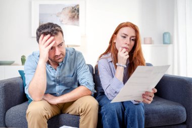 Ev giderlerinden sonra borç sorunu yaşayan beyaz bir çift.