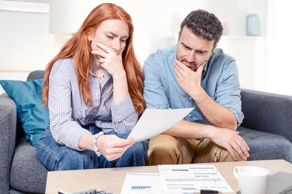 Junges Kaukasisches Paar Hat Nach Häuslichen Ausgaben Schuldenprobleme — Stockfoto