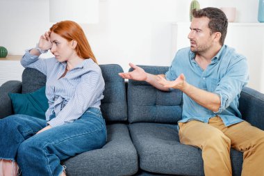 Kızgın çift tartışıyor ve ilişkilerinde zorluklar yaşıyor.