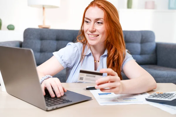 Glad Kvinna Som Använder Kreditkort För Online Shopping — Stockfoto